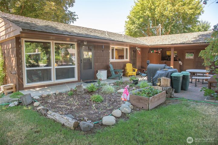 Property Photo:  409 S Sampson Street  WA 98926 
