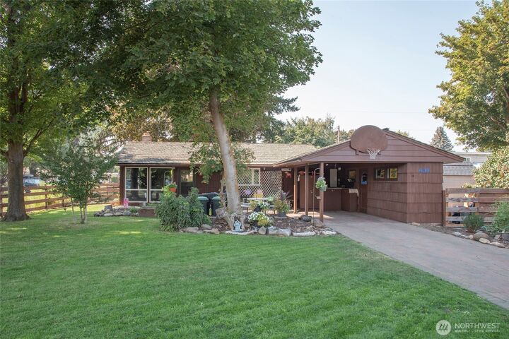 Property Photo:  409 S Sampson Street  WA 98926 