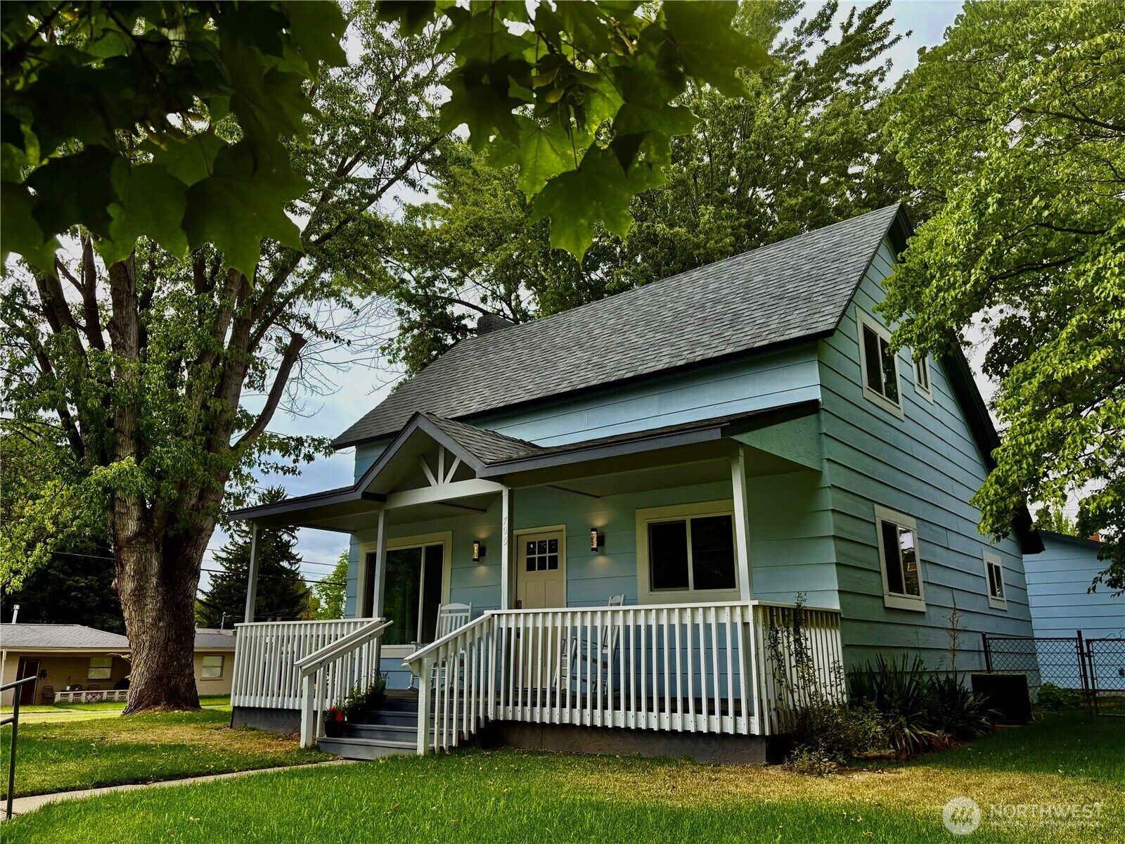 Property Photo:  703  Washington Street  WA 99362 