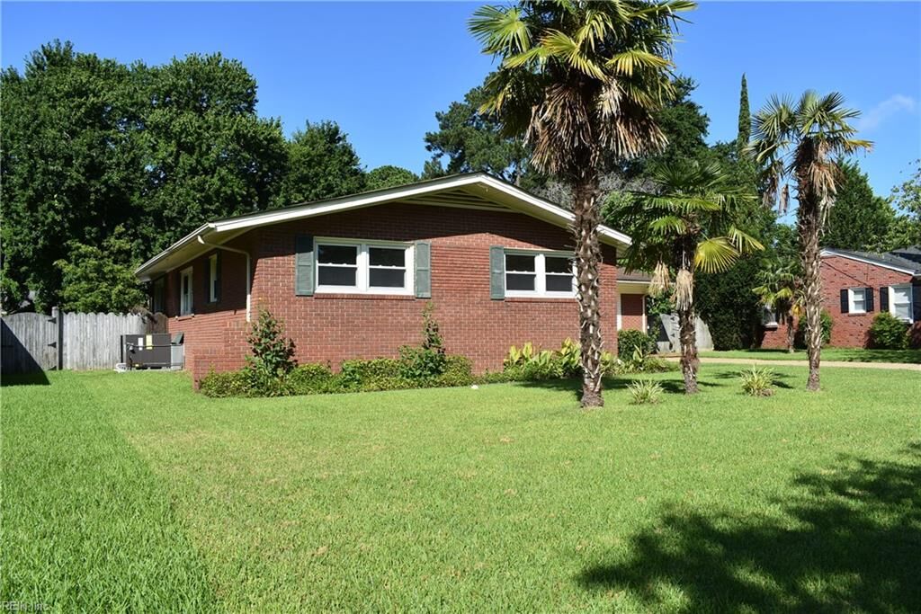Property Photo: 216 Charlotte Dr VA 23701