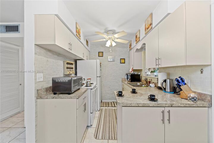 Property Photo:  2320 Jackson St 6  FL 33020 