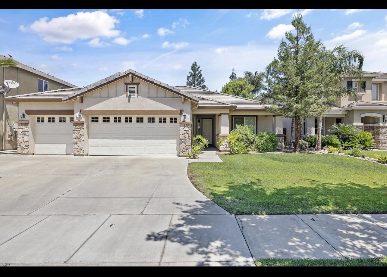 Property Photo: 3126 W Harold Court CA 93291