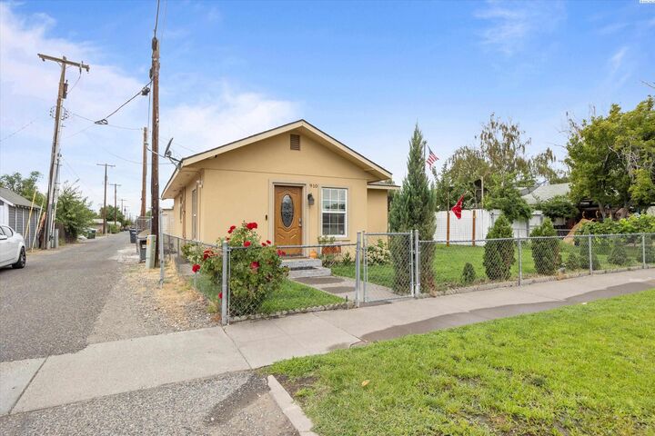 Property Photo:  910 N 5th Ave  WA 99301 