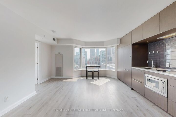 Property Photo:  155 Yorkville Avenue 1704  ON M5R 1C4 