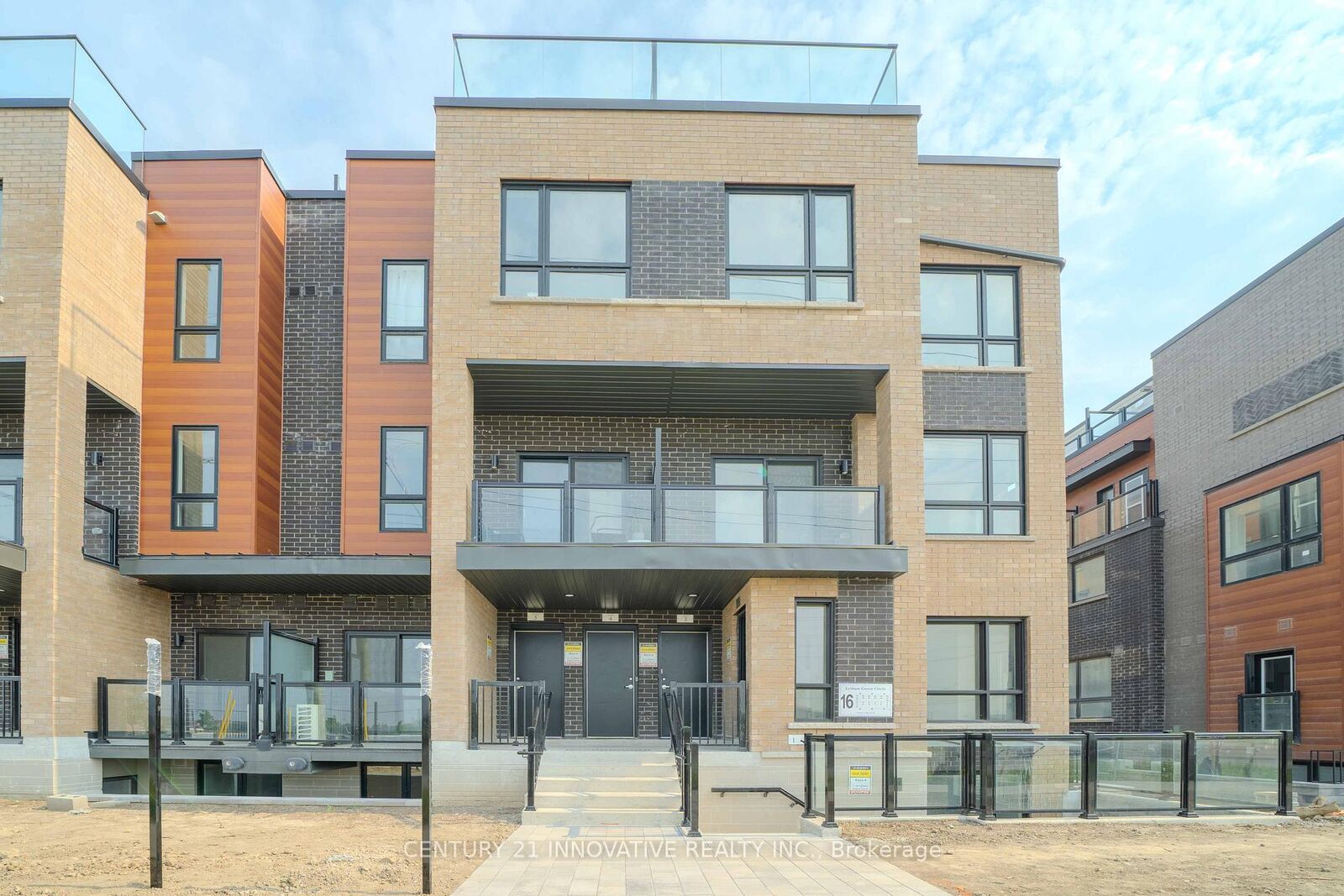 Photo de la propriété: 16 Lytham Green Circle 5 ON L3Y 0H5