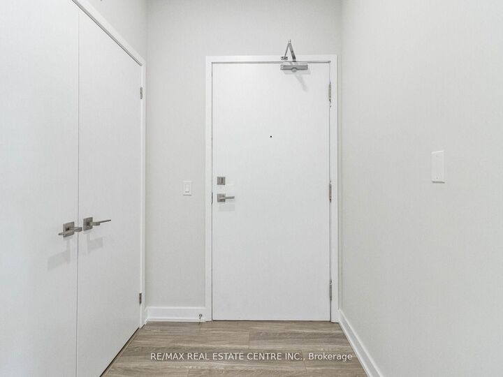 Property Photo: 4085 Parkside Village Drive 2302 ON L5B 0K9