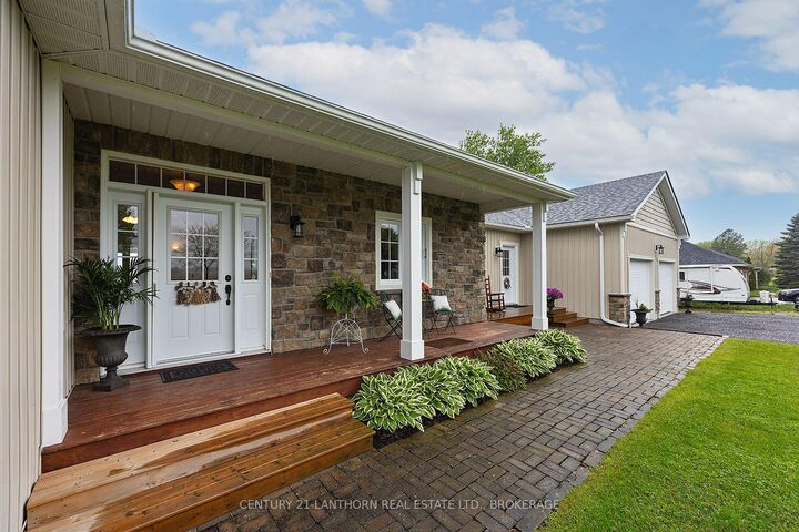 Photo de la propriété: 9430 County 2 Road W ON K7R 3L1