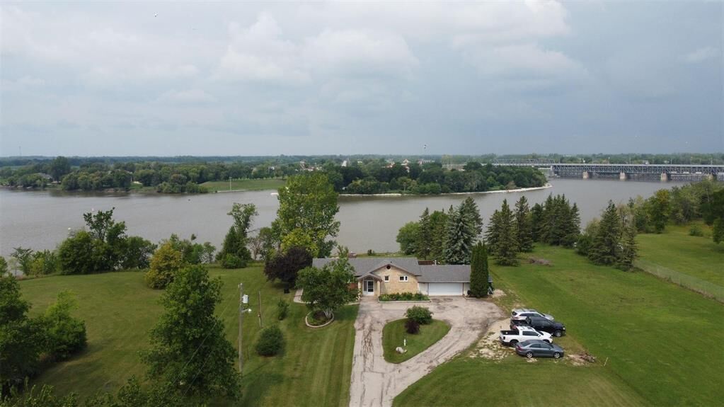 Property Photo:  6802 Henderson Highway  MB R1C 0E1 