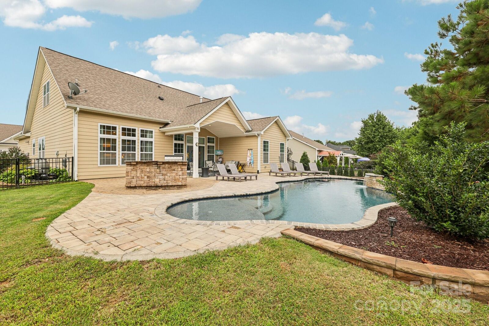 Property Photo: 209 Hunters Hill Drive NC 28677