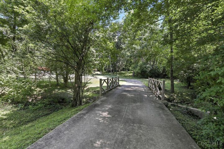 Property Photo: 914 Meadow Ridge Drive OH 45245