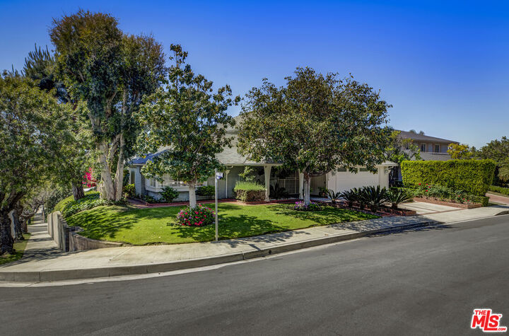 Property Photo:  5136 Los Bonitos Way  CA 90027 