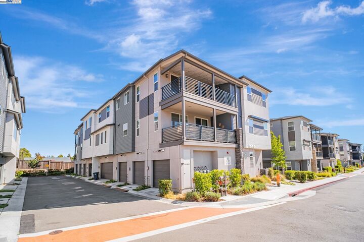 Property Photo: 675 Delve Ct CA 94544