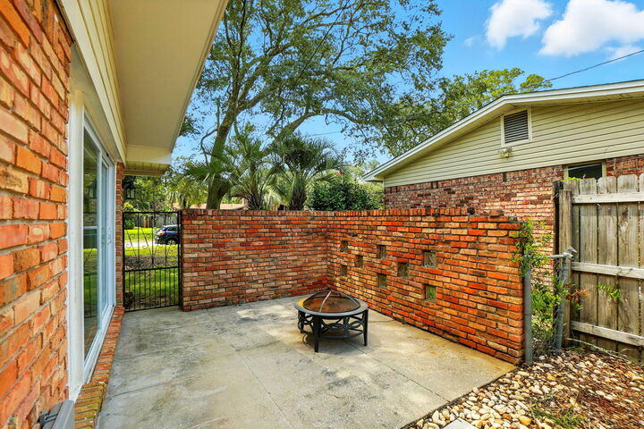 Property Photo:  616 NE Fairway Avenue  FL 32547 