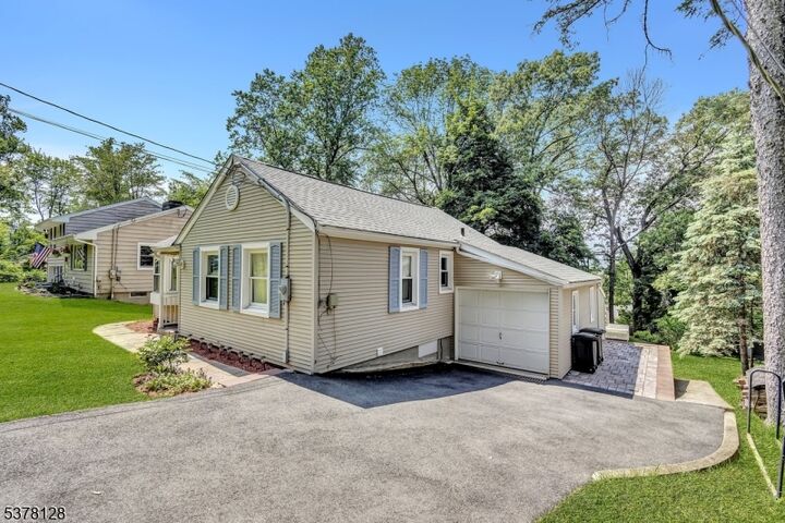 Property Photo:  76 Hillside Rd  NJ 07871 