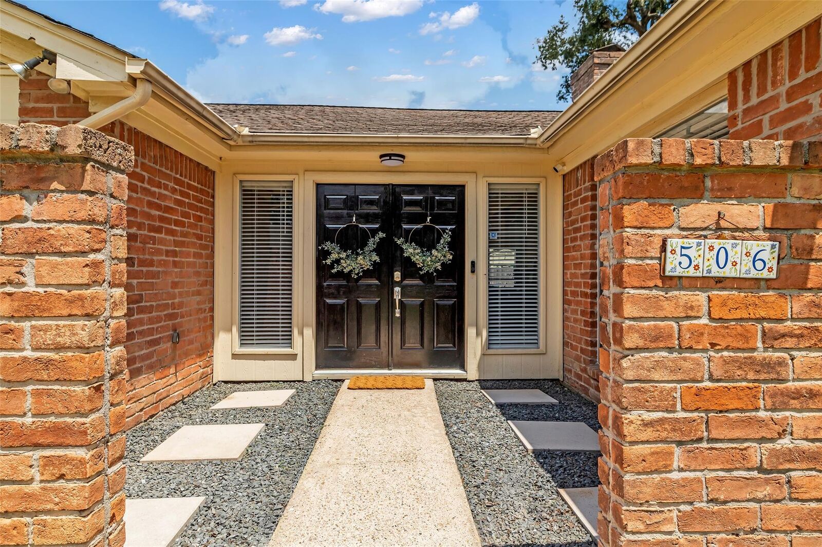 Property Photo: 506 Hickory Ridge Drive TX 77381