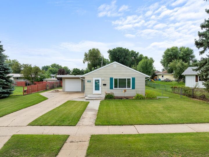 Property Photo: 611 18th Ave SW ND 58701