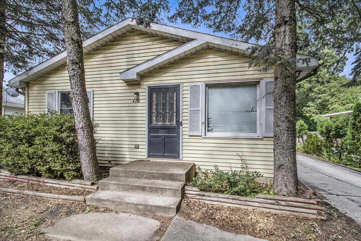 4111 Woodstock Avenue SE  Grand Rapids MI 49548 photo