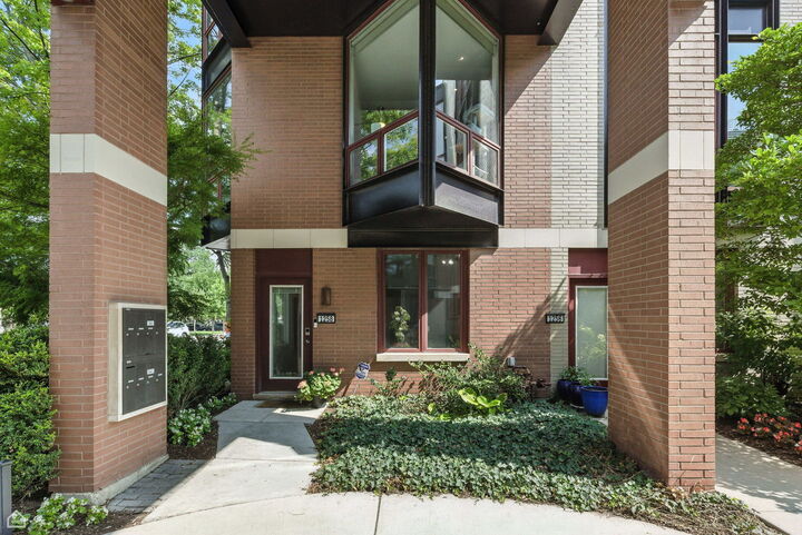 Property Photo: 1258 W Cottage Place IL 60607