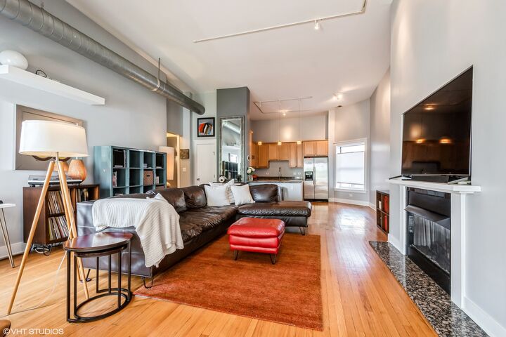 Property Photo:  1635 W Estes Avenue 4W  IL 60626 