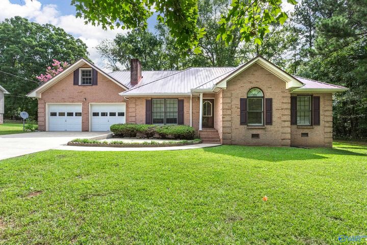 Property Photo: 124 Mountain Creek Drive AL 35901