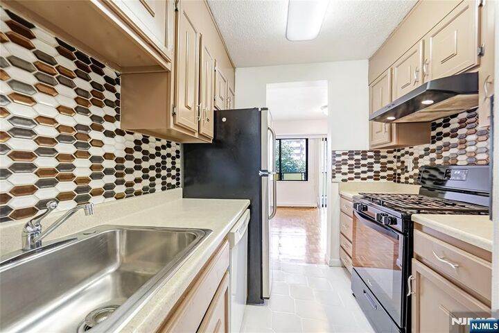 Property Photo:  150 Overlook Avenue 6H  NJ 07601 