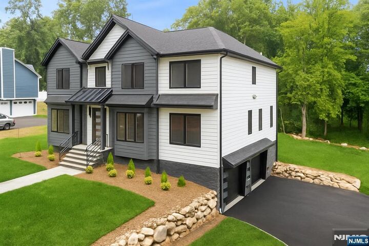 Property Photo:  11 Eagles Nest Terrace  NJ 07480 