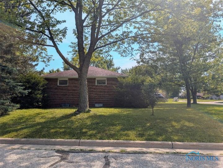 Property Photo:  202 Hawthorn Drive  OH 43502 
