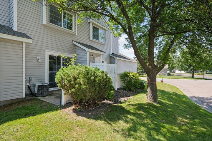 Property Photo:  8990 Scarlet Globe Drive  MN 55347 