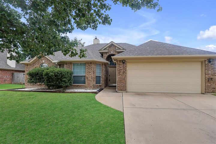 Property Photo: 521 Acorn Court TX 76179