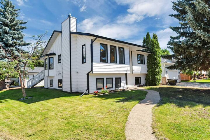 11 Maple Bay  Lacombe AB T4L 1V5 photo