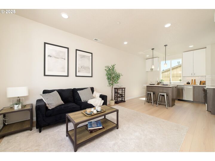 Property Photo: 1667 SE Sherrett St OR 97202