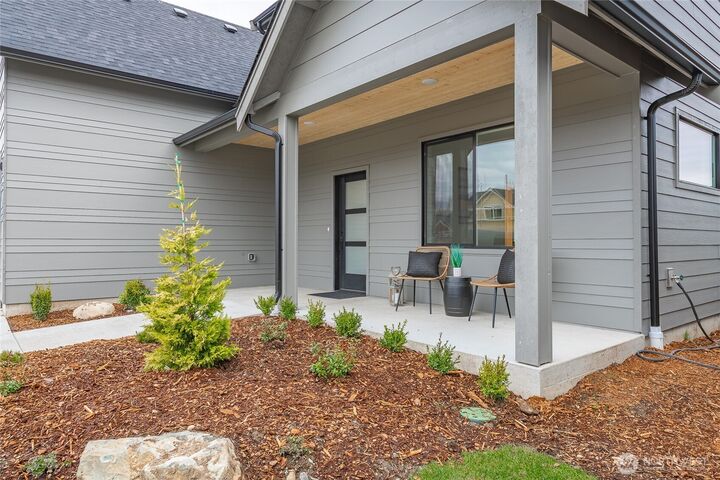 Property Photo:  702 E 5th Street  WA 98276 