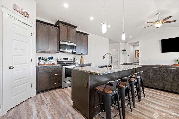 Property Photo: 1305 E Mt Baker Street WA 99344