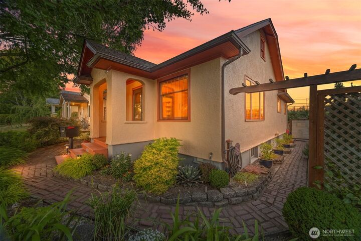 Property Photo:  2418  Ellis Street  WA 98225 