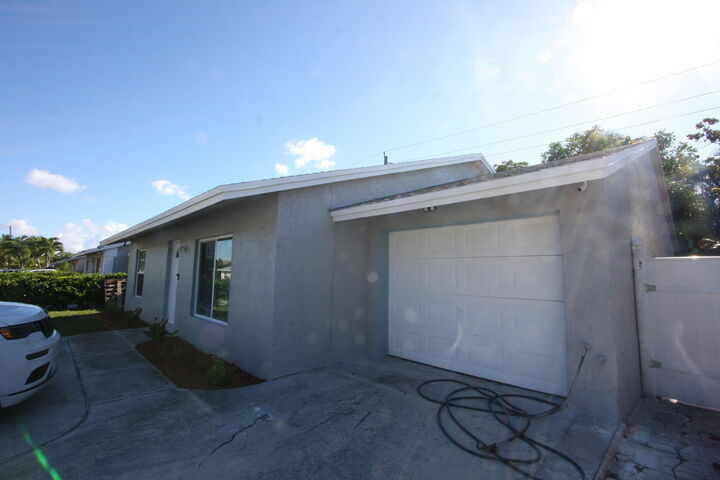 Property Photo:  5928 Ithaca Circle W  FL 33463 