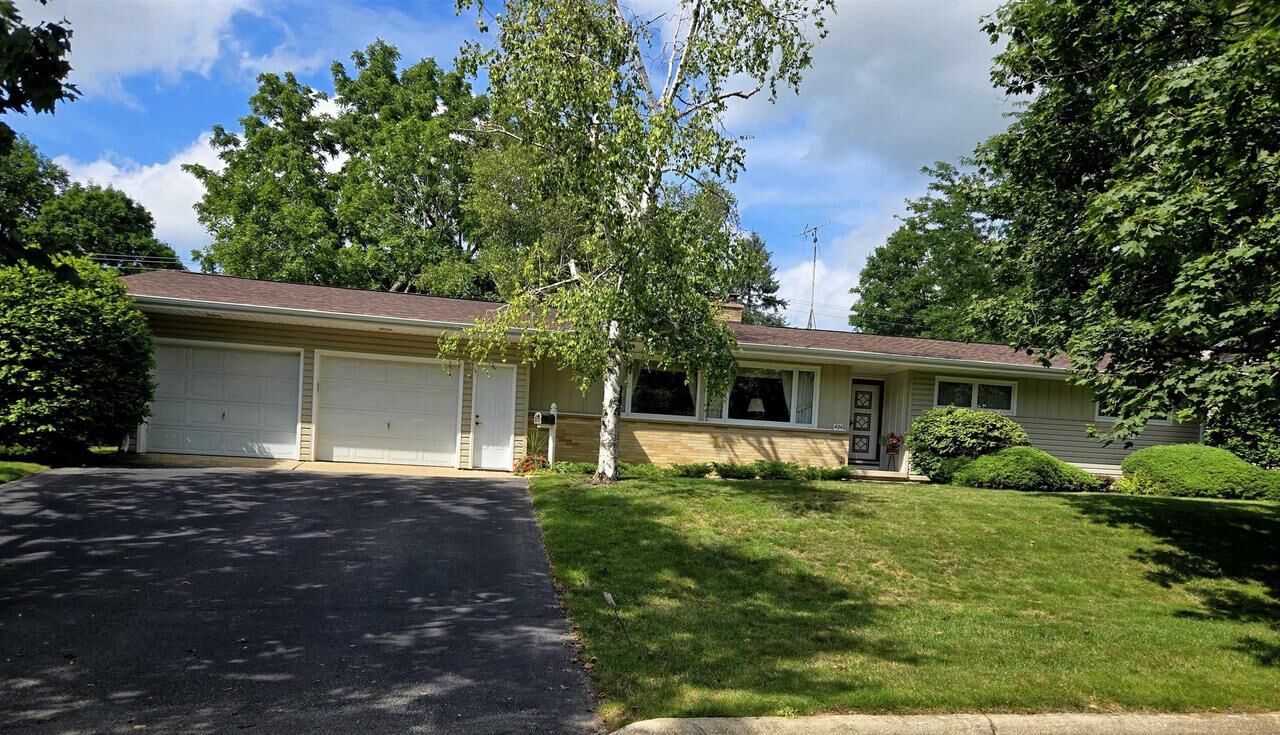 Property Photo:  424 Meadow Lane  WI 53536 
