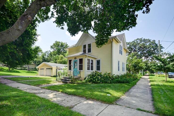 Property Photo:  404 South Prairie Street  WI 53589 