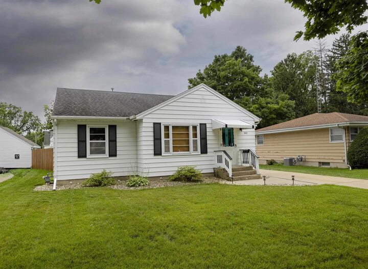 Property Photo:  1421 Maple Avenue  WI 53548 