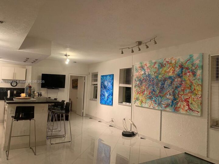 Property Photo: 802 Euclid Ave 305 FL 33139