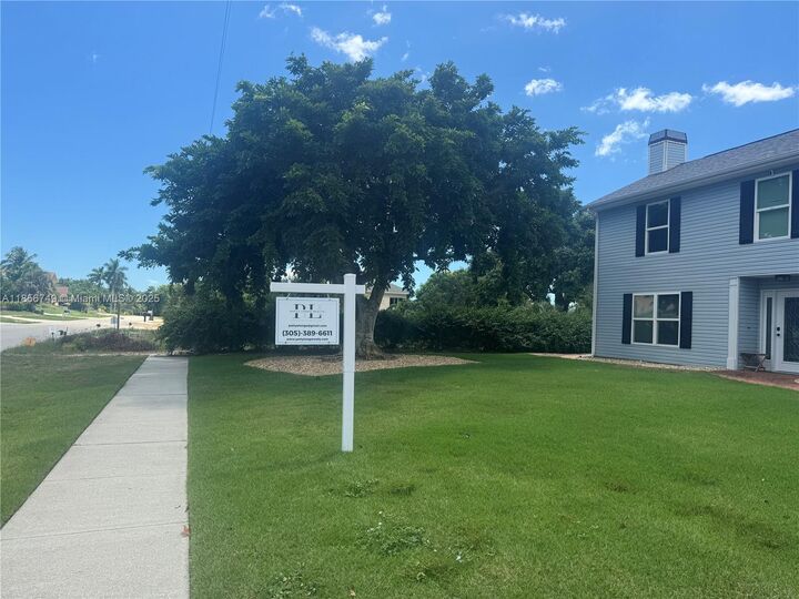 Property Photo:  1770 E Dogwood  FL 34145 