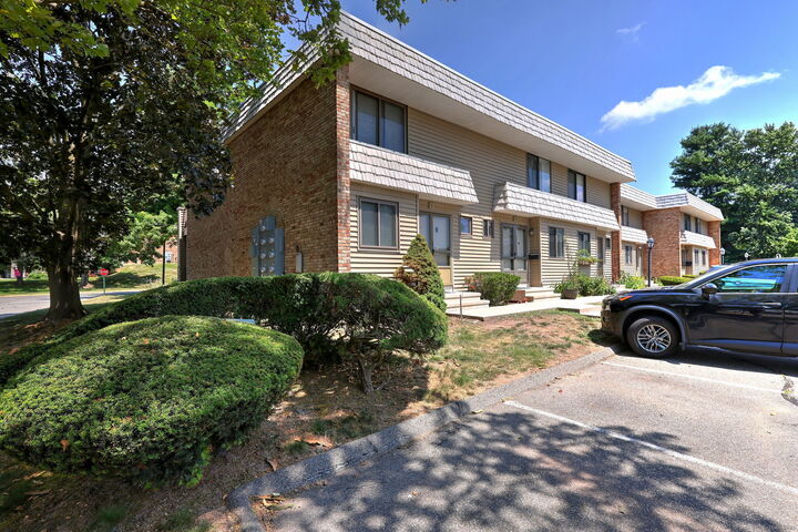 Property Photo:  3 Cedarland Court 3  CT 06416 