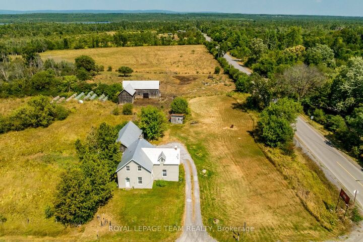 Property Photo: 2106 Dunrobin Road ON K0A 1T0
