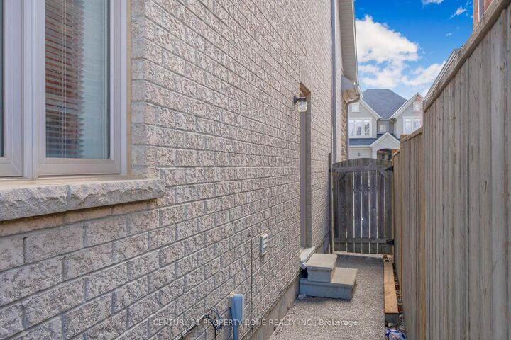 Photo de la propriété: 56 Gentle Fox Drive Basement ON L7C 3S6