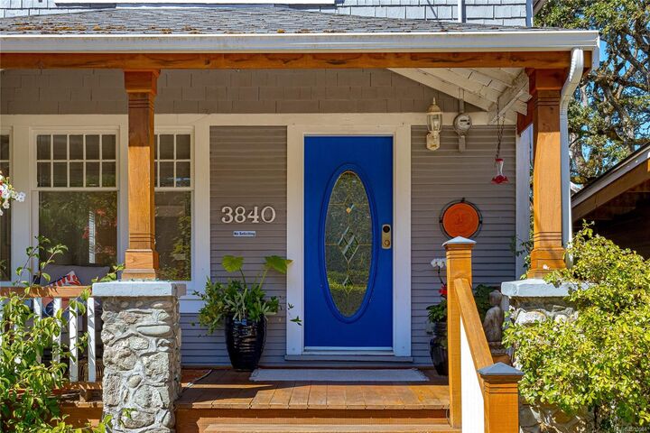 Photo de la propriété: 3840 Savannah Ave BC V8X 1T5