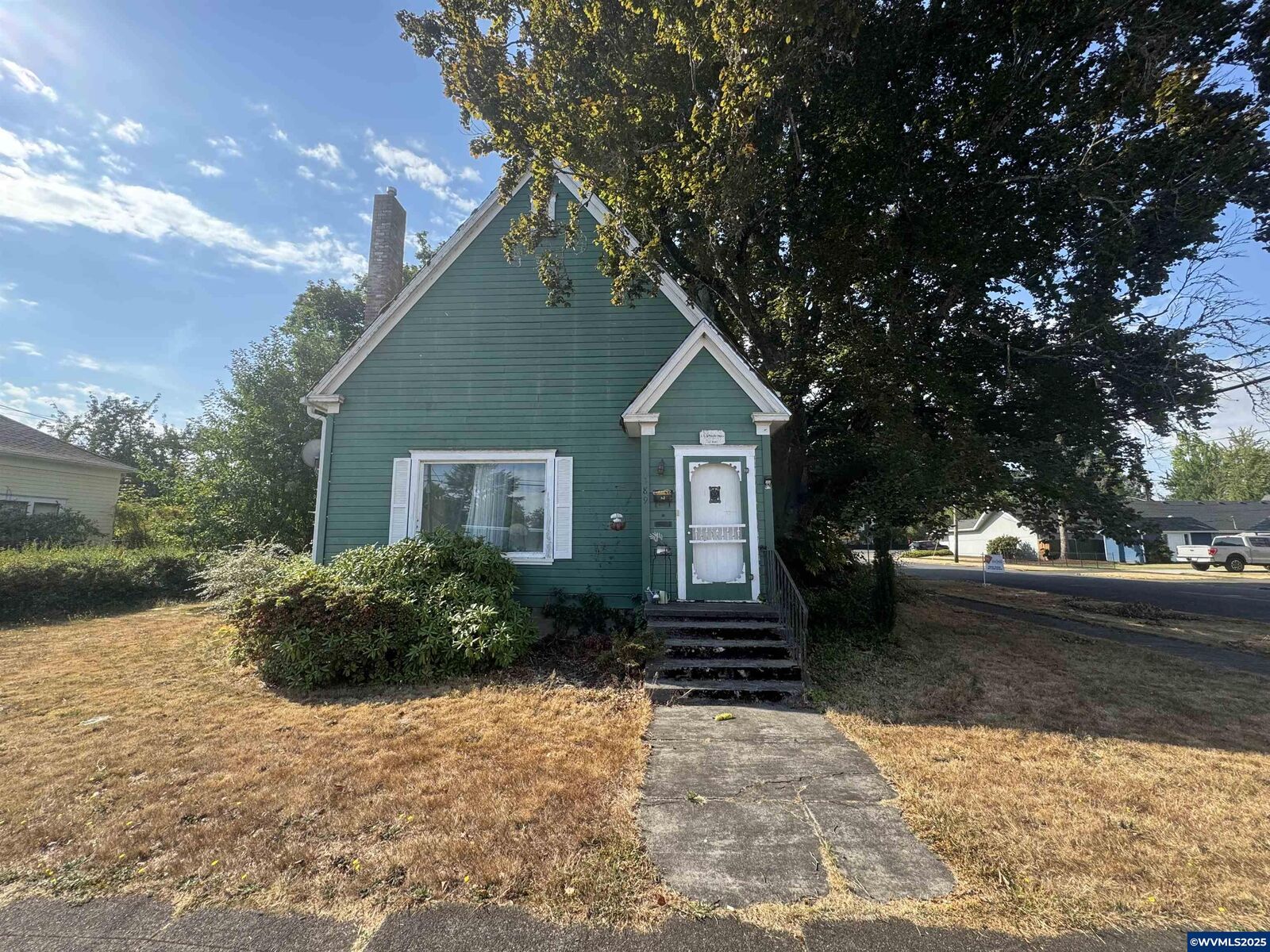 Property Photo: 389 C St OR 97351