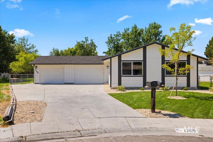 Property Photo:  1309 W Maple Ave  ID 83642 