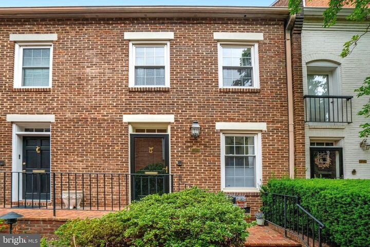 Property Photo: 1142 N Pitt Street N VA 22314
