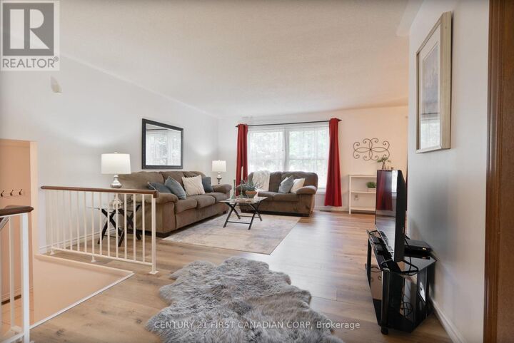 Property Photo: 54 Four Oaks Crescent ON N6J 4B7