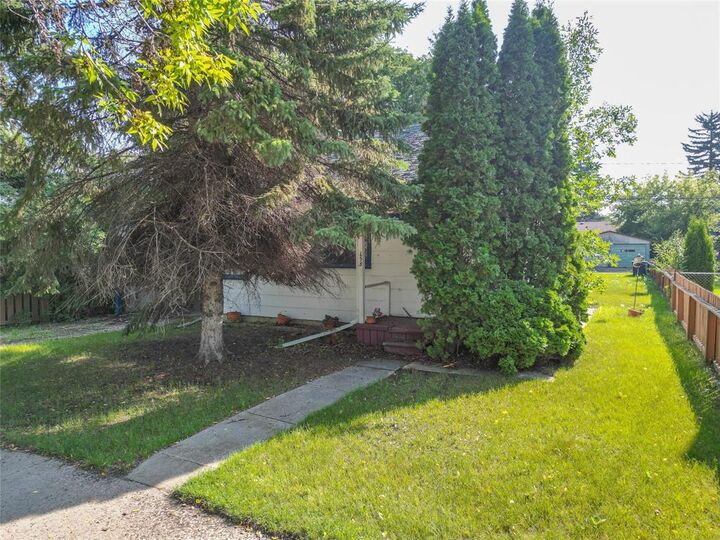 Property Photo:  1115 8th Street  MB R7A 3Z1 