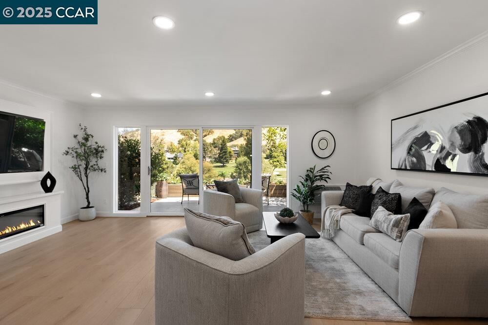 Property Photo: 3434 Tice Creek Dr 5 CA 94595